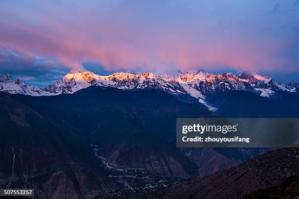 kawagebo peak sunrise - alpenglow - fotografias e filmes do acervo