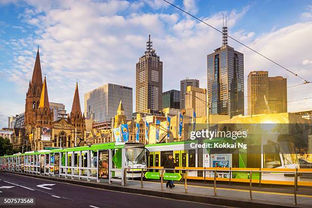 straßenbahnen vor skyline von melbourne - federation square melbourne stock-fotos und bilder