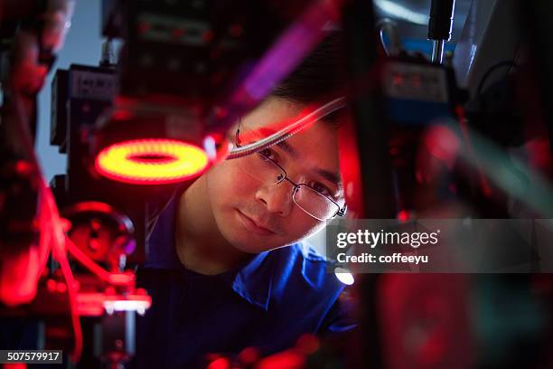 ingeniero verificar el mechine - maquinaria fotografías e imágenes de stock