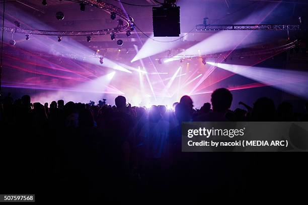 silhouette crowd facing stage at music festival - barcellona night foto e immagini stock