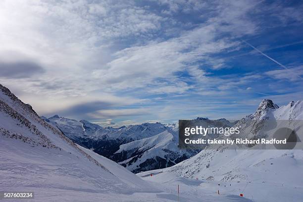 mayrhofen in winter - alpes de zillertal fotografías e imágenes de stock