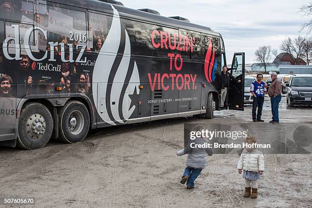 Children play near the bus of Republican presidential candidate Sen. Ted Cruz during a campaign event at Darrell's Place on January 30, 2016 in...