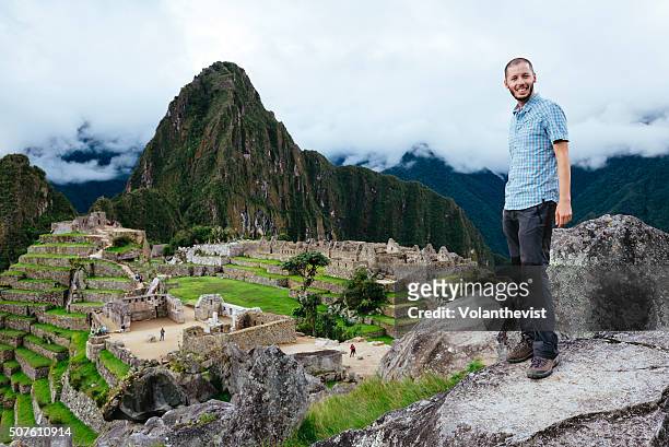 man (traveler) enjoying machu picchu, in peru - cuzco fotografías e imágenes de stock