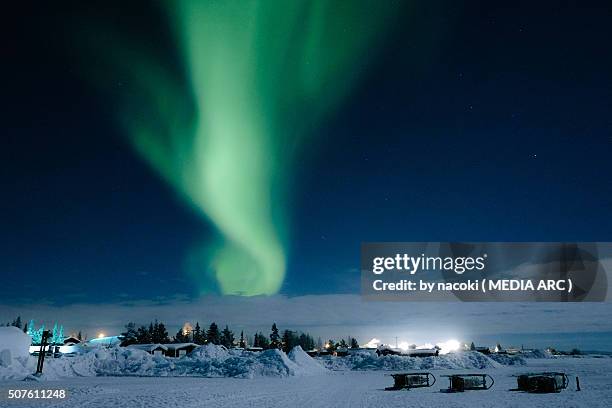 northern lights, aurora in sweden kiruna icehotel - laponia sueca fotografías e imágenes de stock
