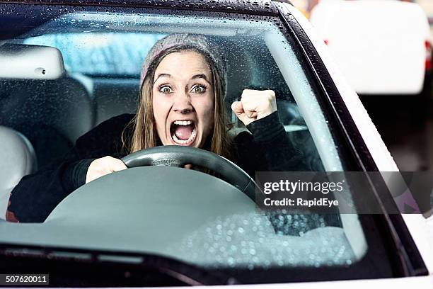 sehen sie! frau fahrer erzürnt sein schüttelt faust - trotzanfall stock-fotos und bilder
