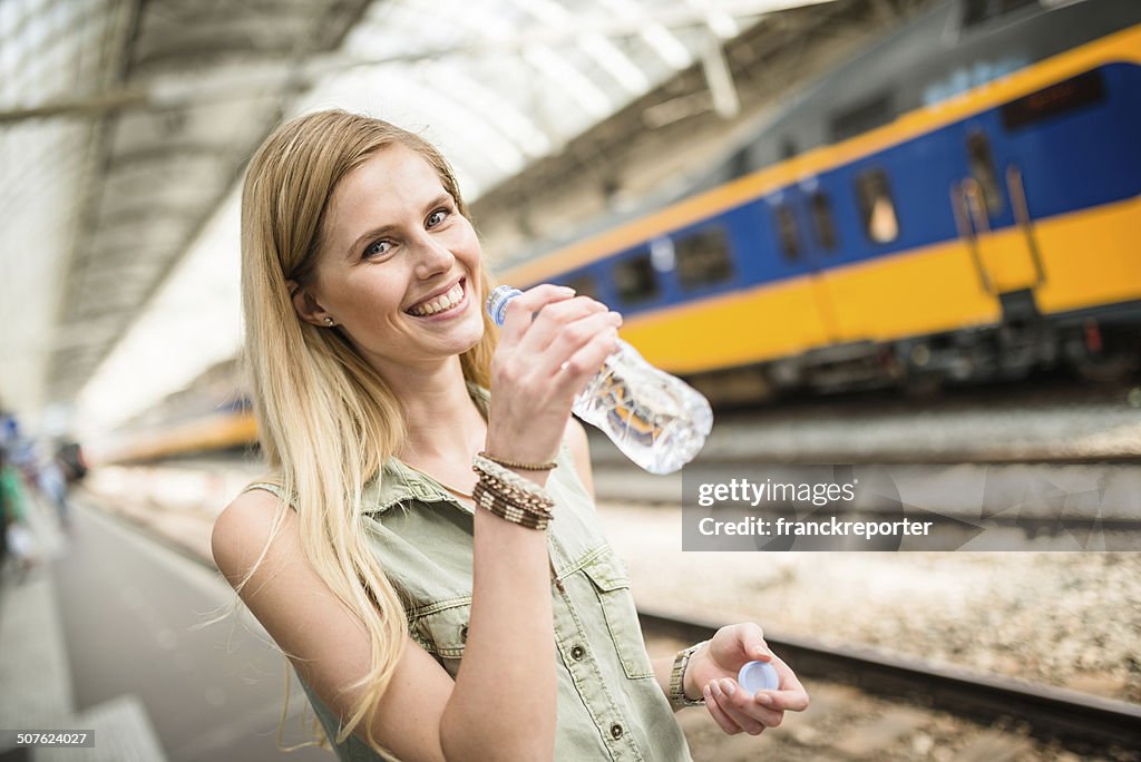 Lächelnd tourist Trinkwasser auf der station