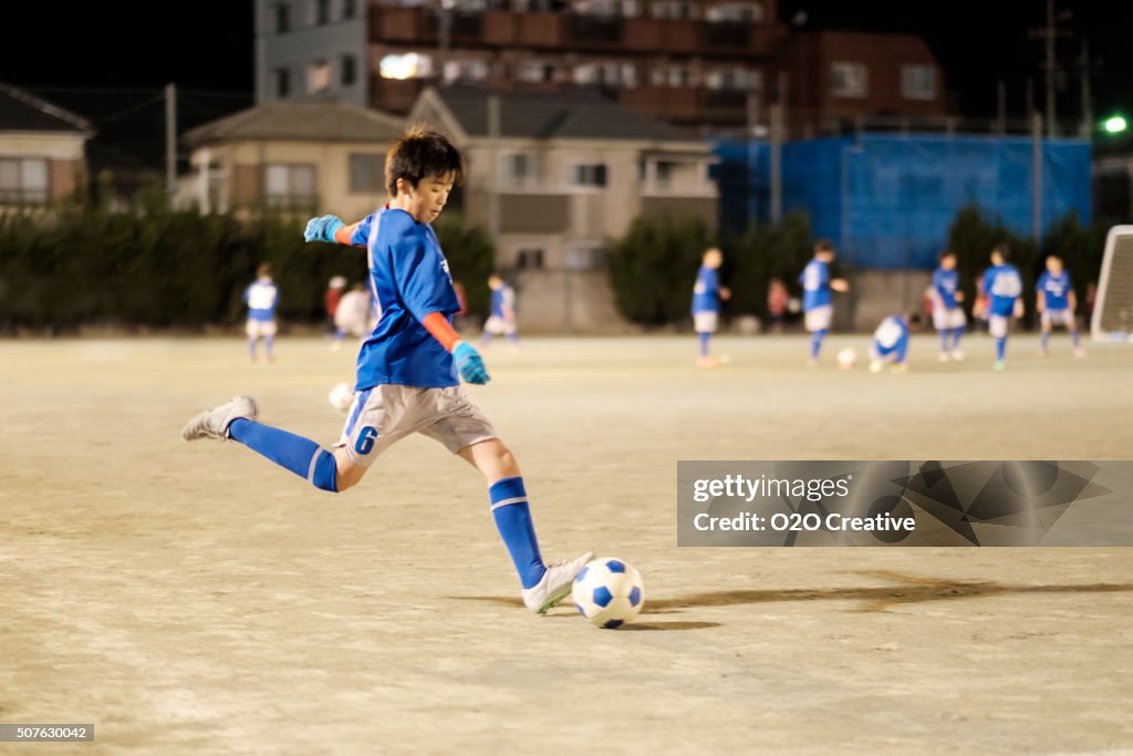 東京の若者、日本のサッカー選手