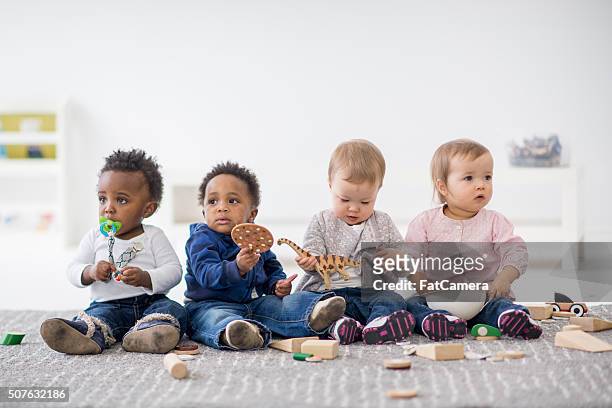 bebés jugando juntos en edad preescolar. - preschool building fotografías e imágenes de stock
