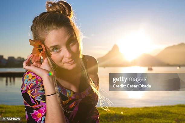 linda chica brasileño - cesar flores fotografías e imágenes de stock