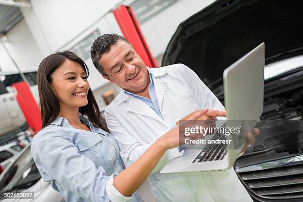 mechaniker mit einem kunden - happy client by broken car stock-fotos und bilder