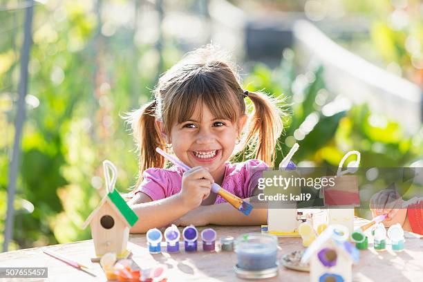 menina pintura de casa de pássaro - cachorro-quente imagens e fotografias de stock