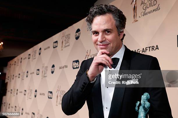 Actor Mark Ruffalo, winner of the award for Outstanding Performance By a Cast in a Motion Picture for 'Spotlight', attends The 22nd Annual Screen...