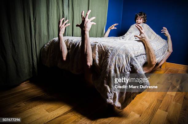 jóvenes chico esconden en la cama con monstruos en la cama - scary monster fotografías e imágenes de stock