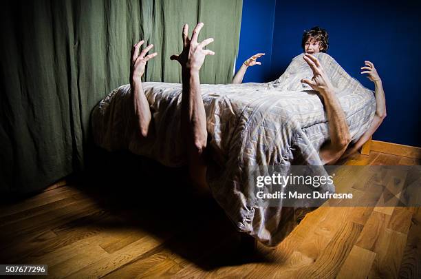 jovem rapaz ocultar na cama com monstros na cama - human arm imagens e fotografias de stock