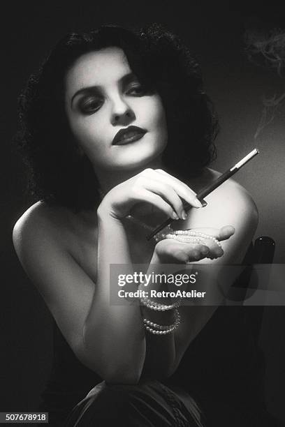 1940 er jahre stil foto. weibliche porträt - woman portrait film noir stock-fotos und bilder