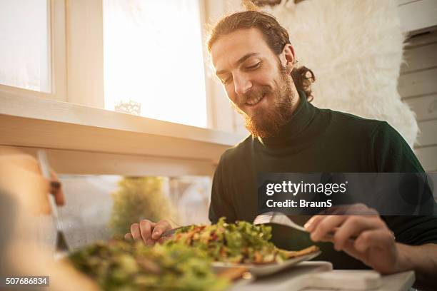 jovem homem feliz desfrutar de uma refeição saudável. - vegan imagens e fotografias de stock