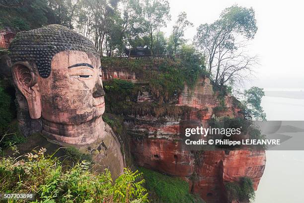 giant buddha - leshan - buda gigante de leshan - fotografias e filmes do acervo