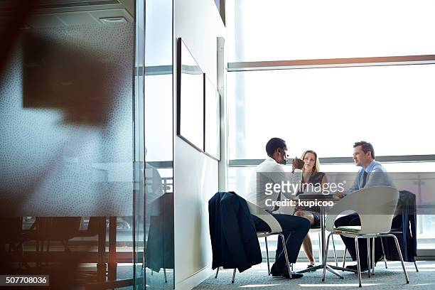 everyone is getting on the same page - business meeting stockfoto's en -beelden