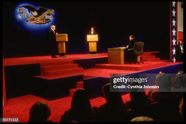 Republican vice presidential contender Jack Kemp & Democratic incumbent VP Al Gore during their election campaign debate, moderator Jim Lehrer , at...