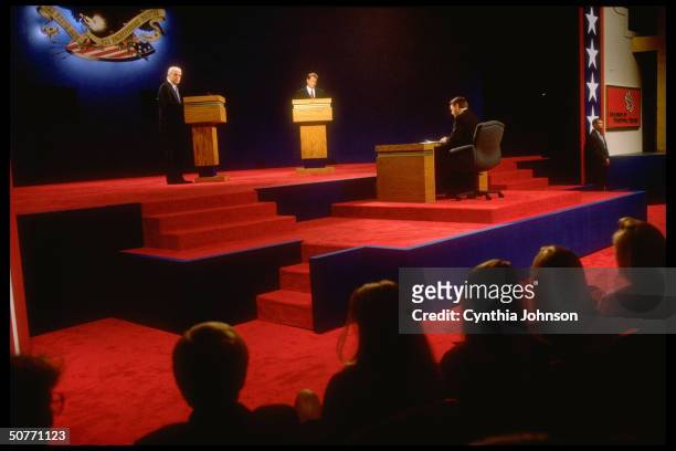 Republican vice presidential contender Jack Kemp & Democratic incumbent VP Al Gore during their election campaign debate, moderator Jim Lehrer , at...