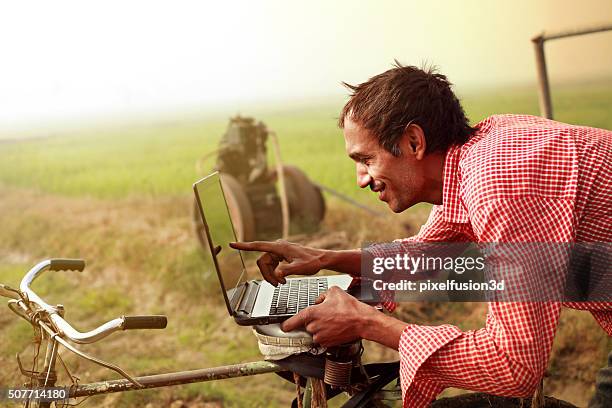 agricultor usando o computador portátil no campo - developing countries - fotografias e filmes do acervo