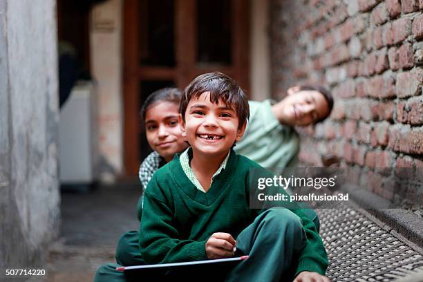 alegre escuela estudiantes retrato en su casa - innocence fotografías e imágenes de stock