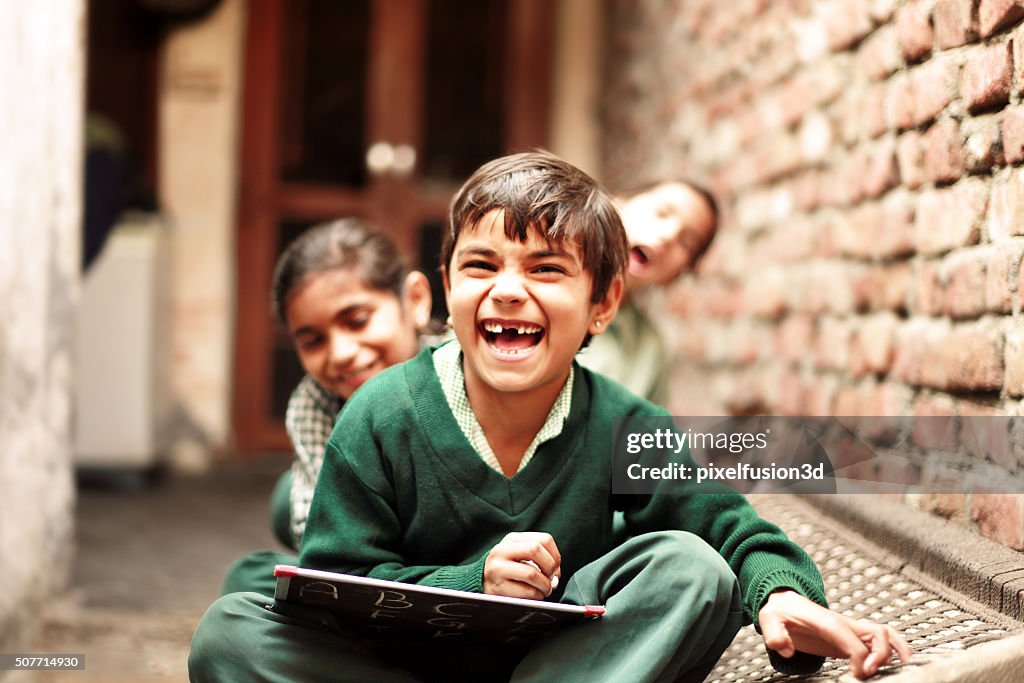 Retrato de la sonriente de estudiantes de la escuela pequeña en casa