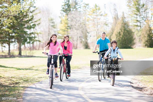 radfahren gerne durch den park - two kids with cycle stock-fotos und bilder