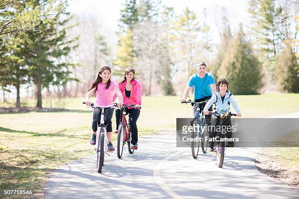 ciclismo felizmente através do parque - two kids with cycle imagens e fotografias de stock