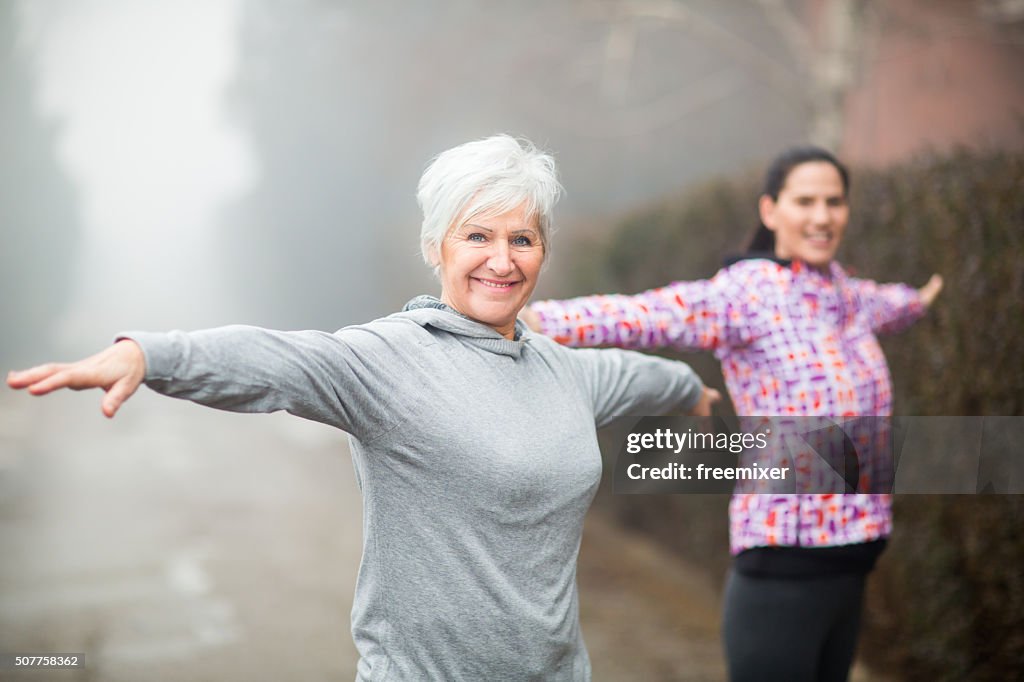 Belle femme d'âge mûr exercice avec un ami
