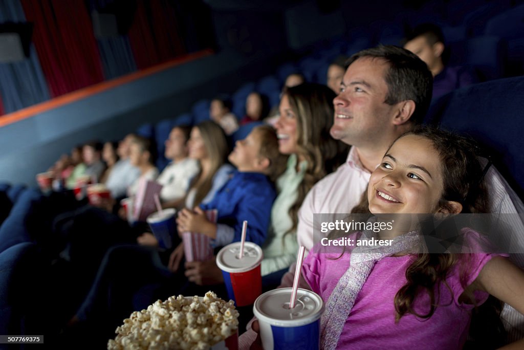 Famille heureuse en regardant un film