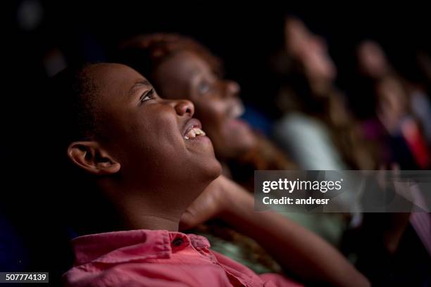 feliz pessoas no cinema - children theatre - fotografias e filmes do acervo