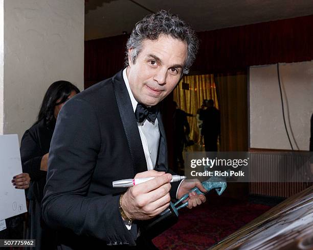 Actor Mark Ruffalo, winner of the award for Outstanding Performance By a Cast in a Motion Picture for 'Spotlight', attends The 22nd Annual Screen...