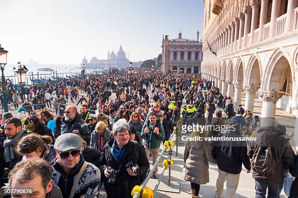 folla di turisti di visitare il palazzo ducale-venezia, italia - turista foto e immagini stock