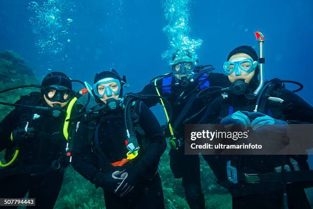 scuba diver - girl diving stockfoto's en -beelden