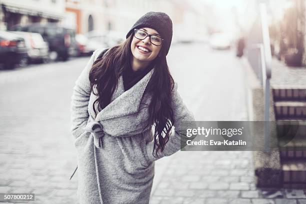 aire libre; retrato de una mujer joven - abrigo gris fotografías e imágenes de stock