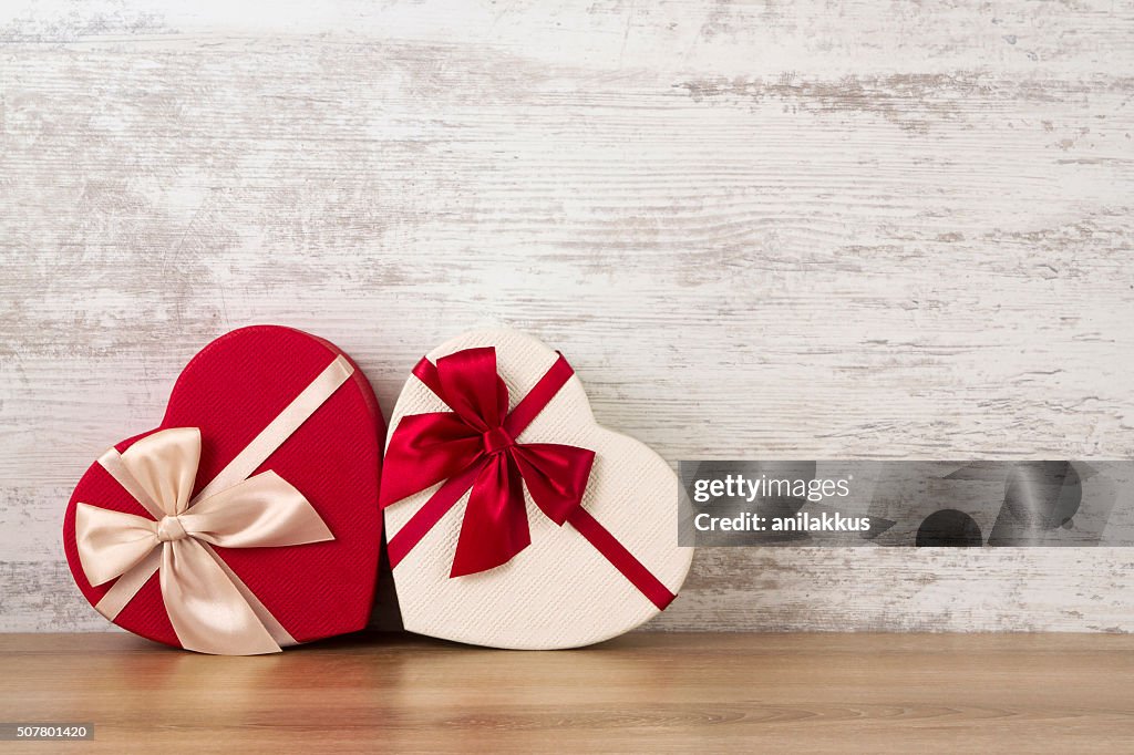 Geschenke zum Valentinstag auf rustikalen Hintergrund
