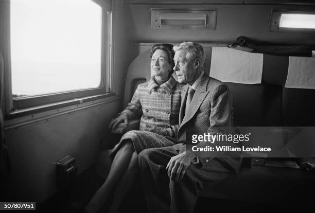 The Duke and Duchess of Windsor arrive by train in St. Louis, Missouri, USA, 16th December 1964.