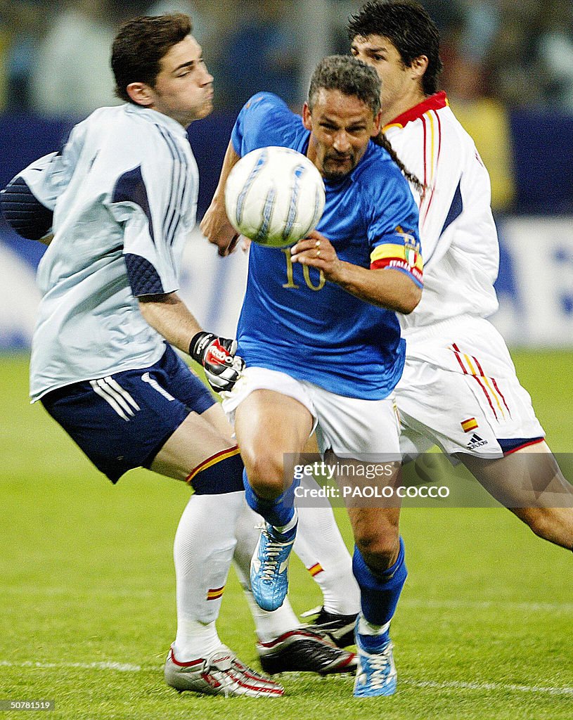 Italy's forward Roberto Baggio (C) chall