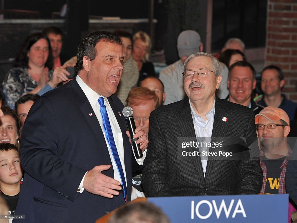 Chris Christie Campaigns In Iowa Day Ahead Of State's Caucus