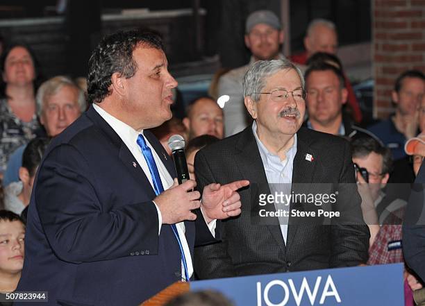 Republican presidential candidate, New Jersey Gov. Chris Christie cracks a joke and Iowa Gov. Terry Branstad responds at a pub January 31, 2016 in...