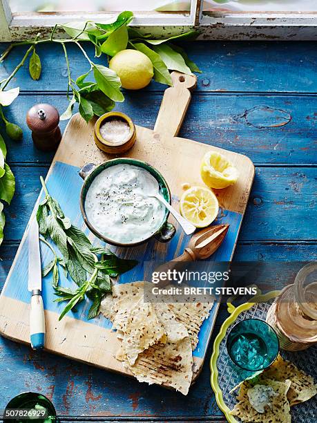 tzatziki with flatbread - griechische küche stock-fotos und bilder