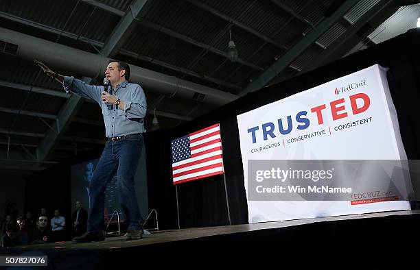 Republican presidential candidate Sen. Ted Cruz speaks to Iowa voters at the Iowa State Fairgrounds January 31, 2016 in Des Moines, Iowa. The U.S....