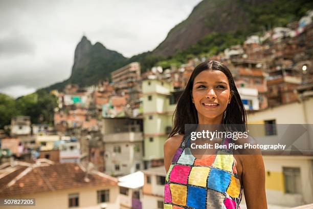 portrait of young woman, favela santa marta, rio de janeiro brazil - brazilië stockfoto's en -beelden