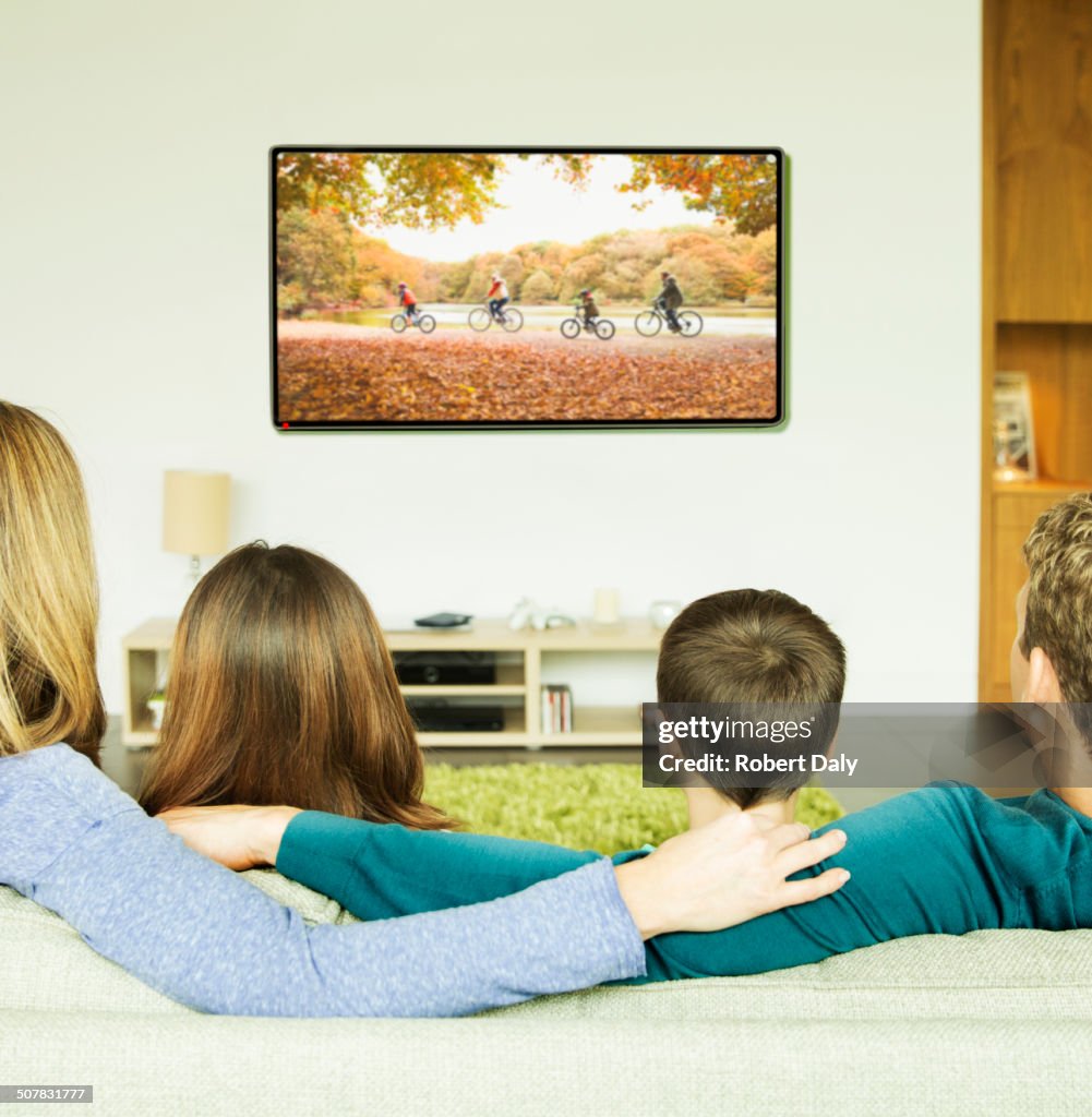 Familie beim Fernsehen im Wohnzimmer