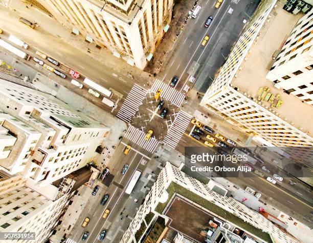 vue aérienne de la cinquième avenue - new york street photos et images de collection