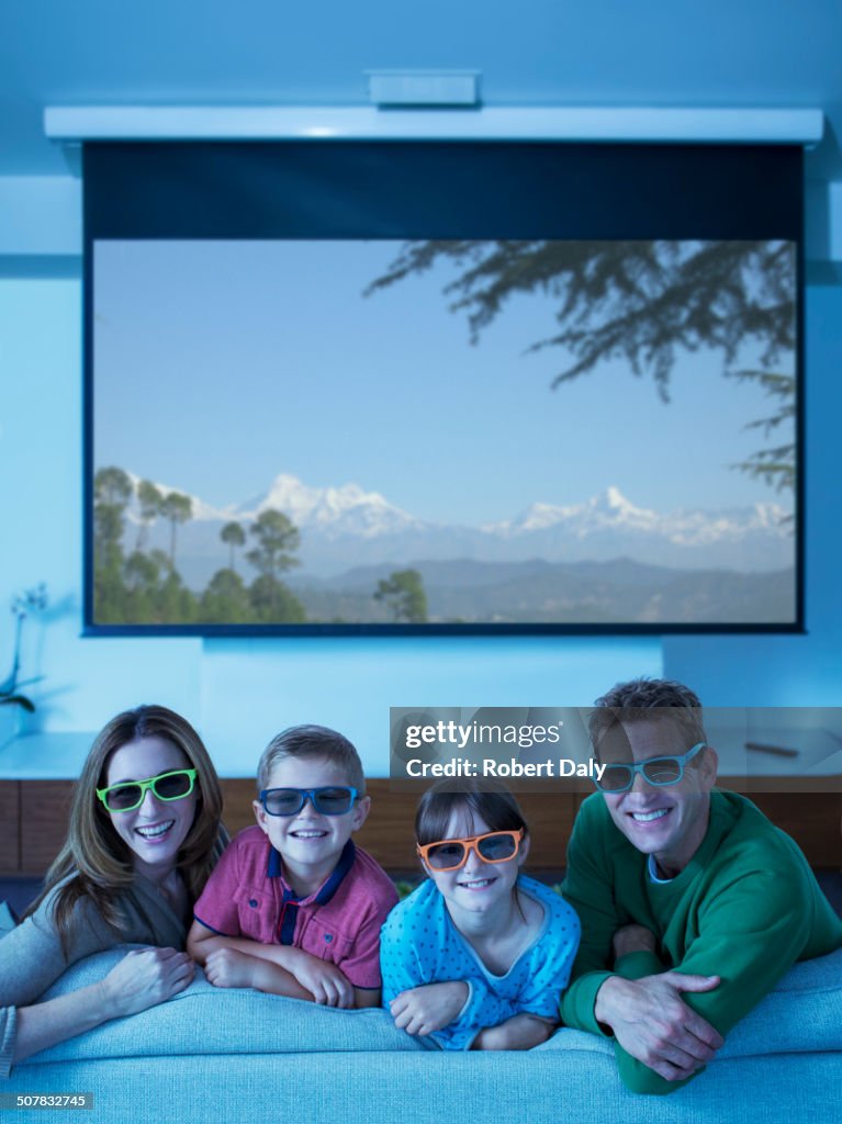 Familia viendo televisión en 3D en la sala de estar