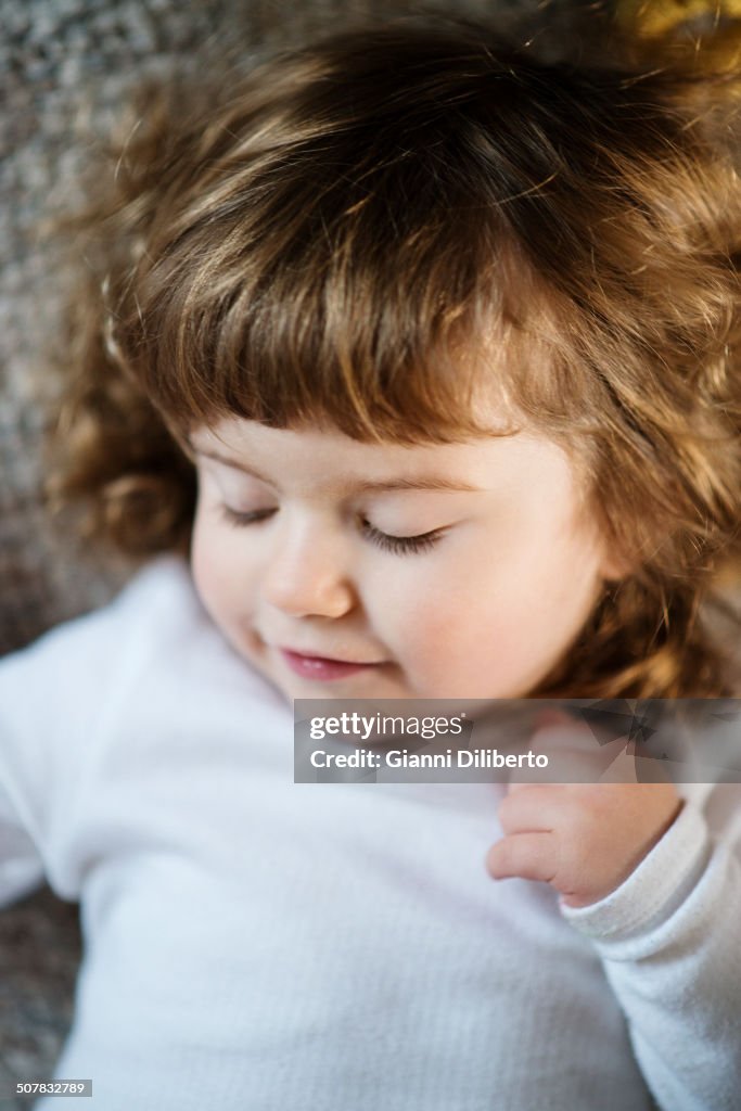 眠っている女の子の顔のクローズアップ