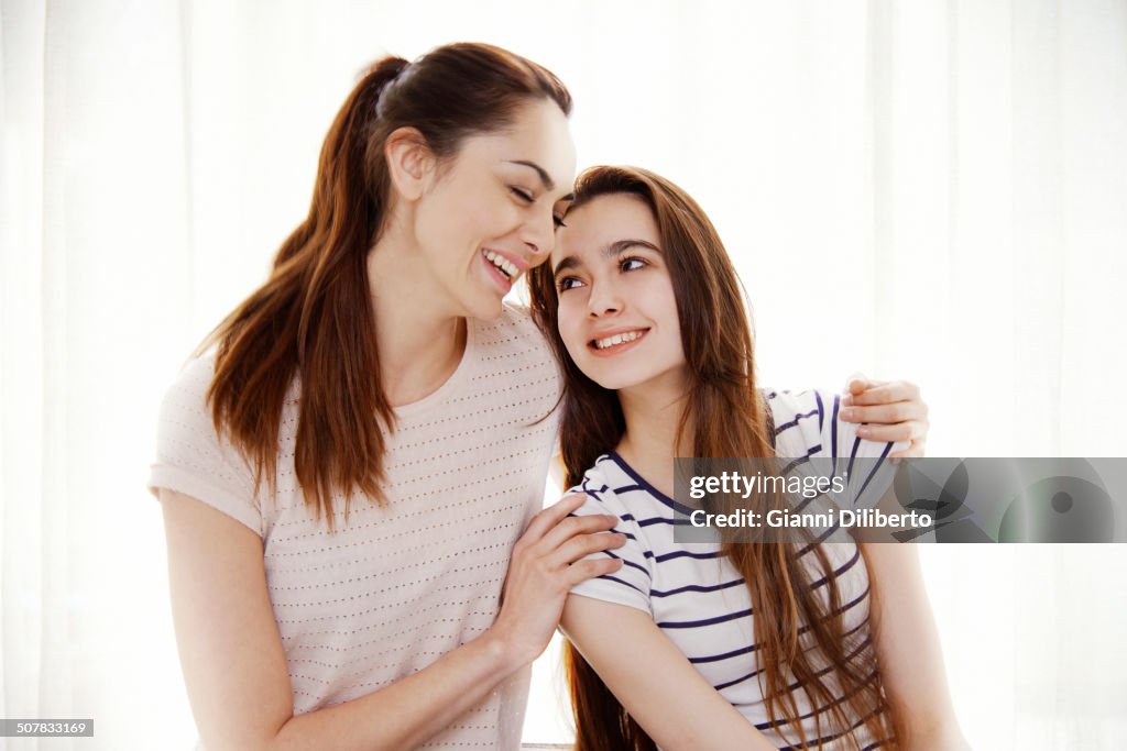 Mutter und Tochter umarmen sich