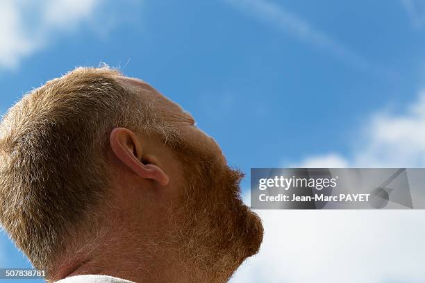 man with a red beard looking at the sky - jean marc payet - fotografias e filmes do acervo